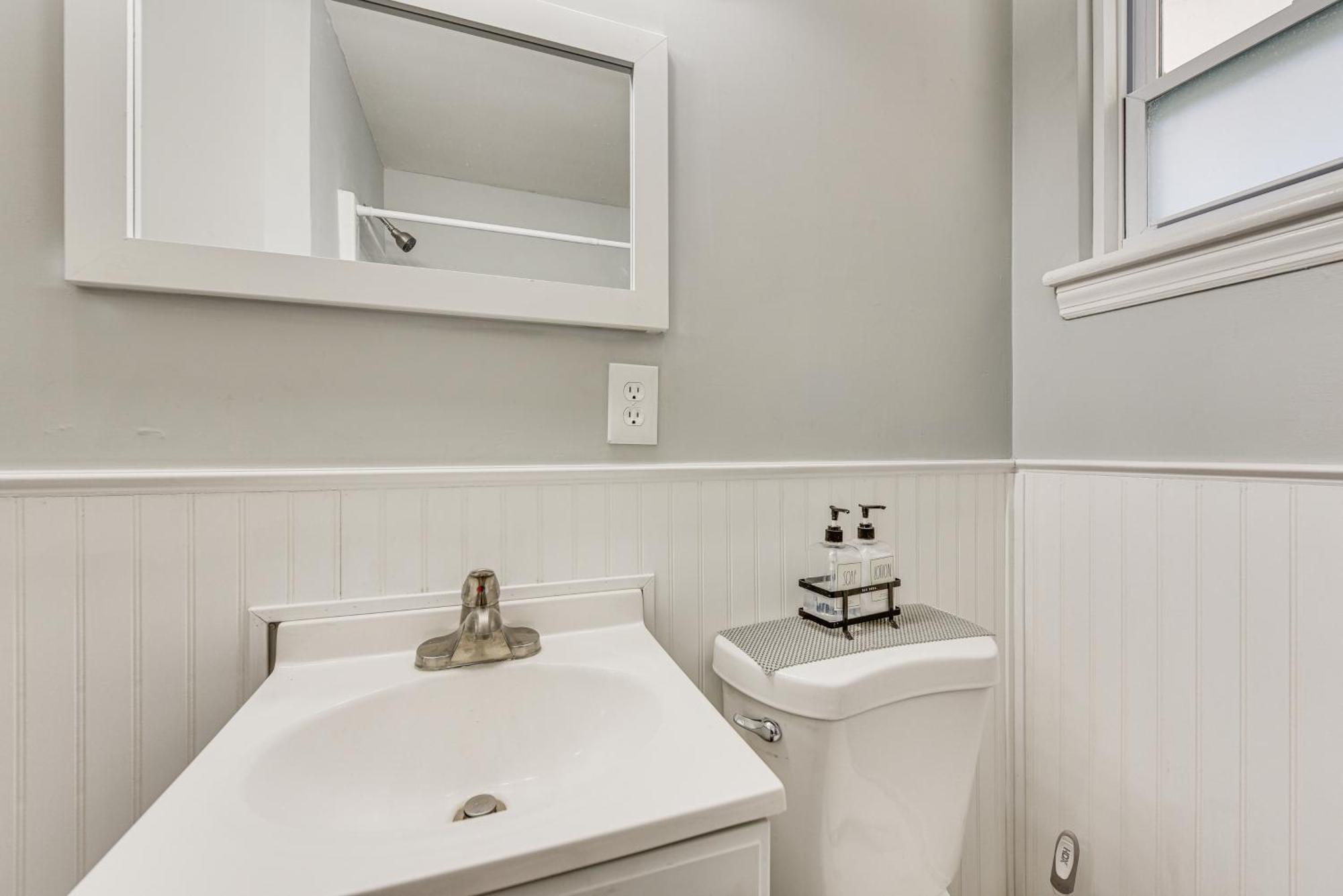 Updated Charlotte Home With Yard About 3 Mi To Uptown! Exterior photo