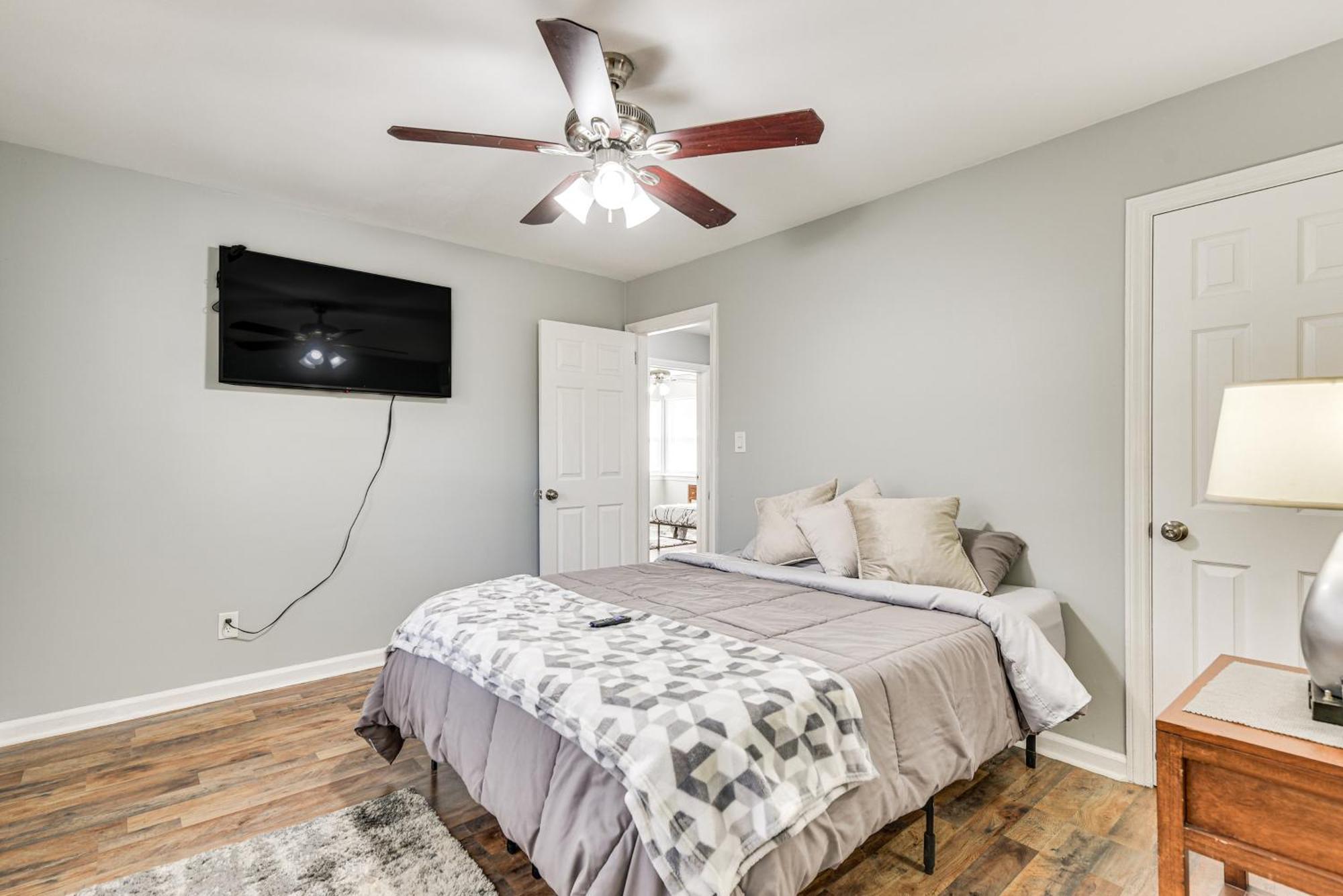 Updated Charlotte Home With Yard About 3 Mi To Uptown! Exterior photo