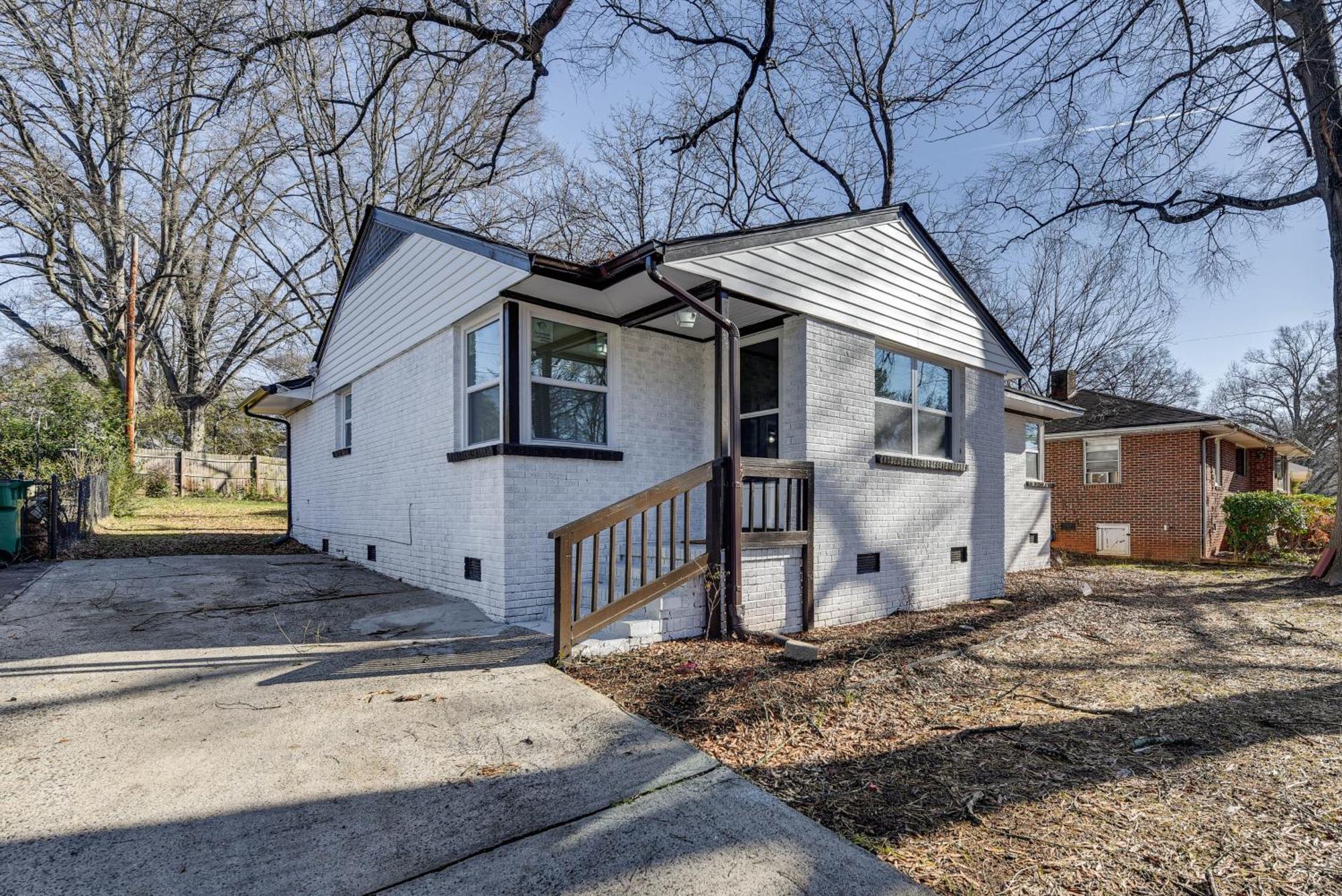 Updated Charlotte Home With Yard About 3 Mi To Uptown! Exterior photo