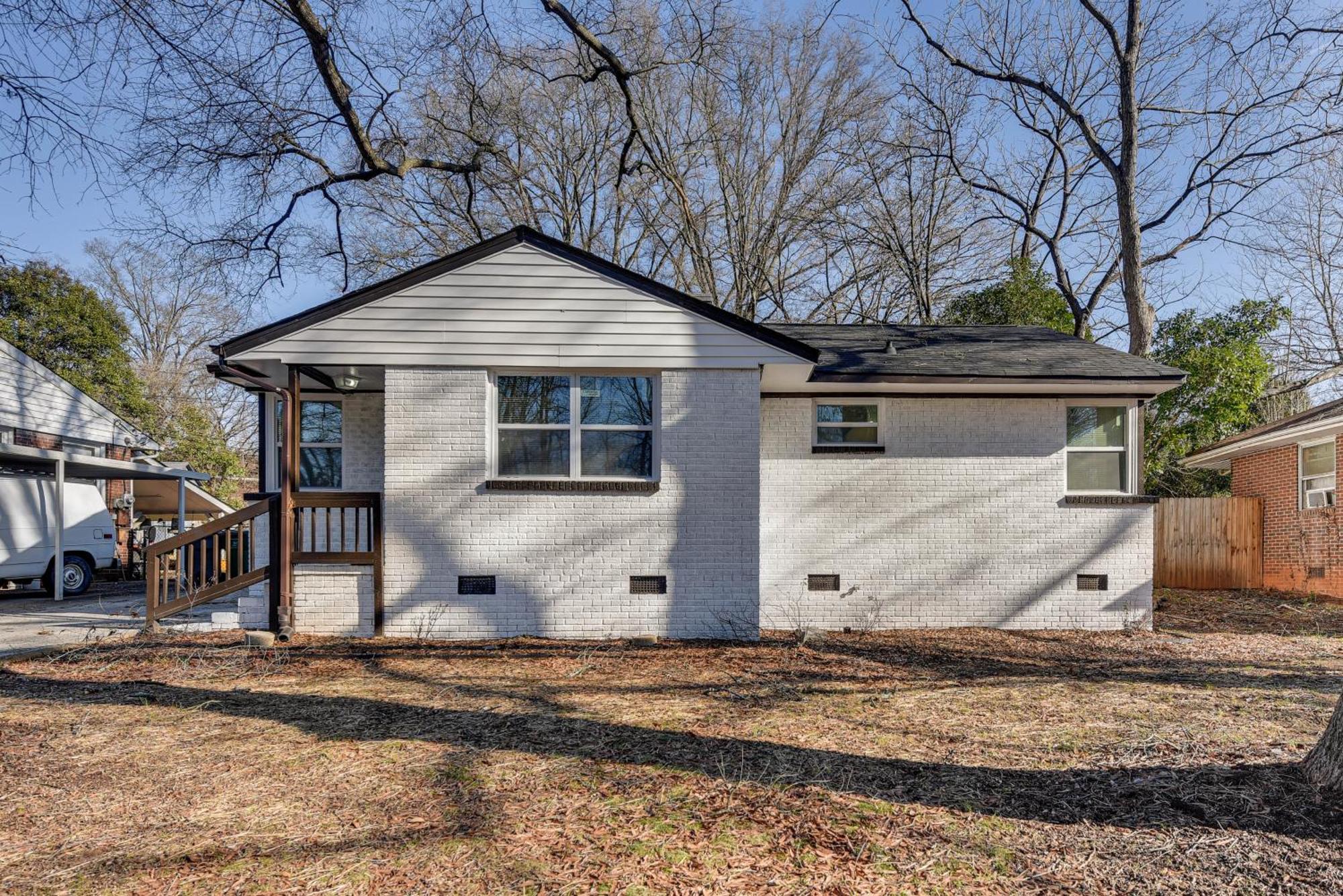 Updated Charlotte Home With Yard About 3 Mi To Uptown! Exterior photo